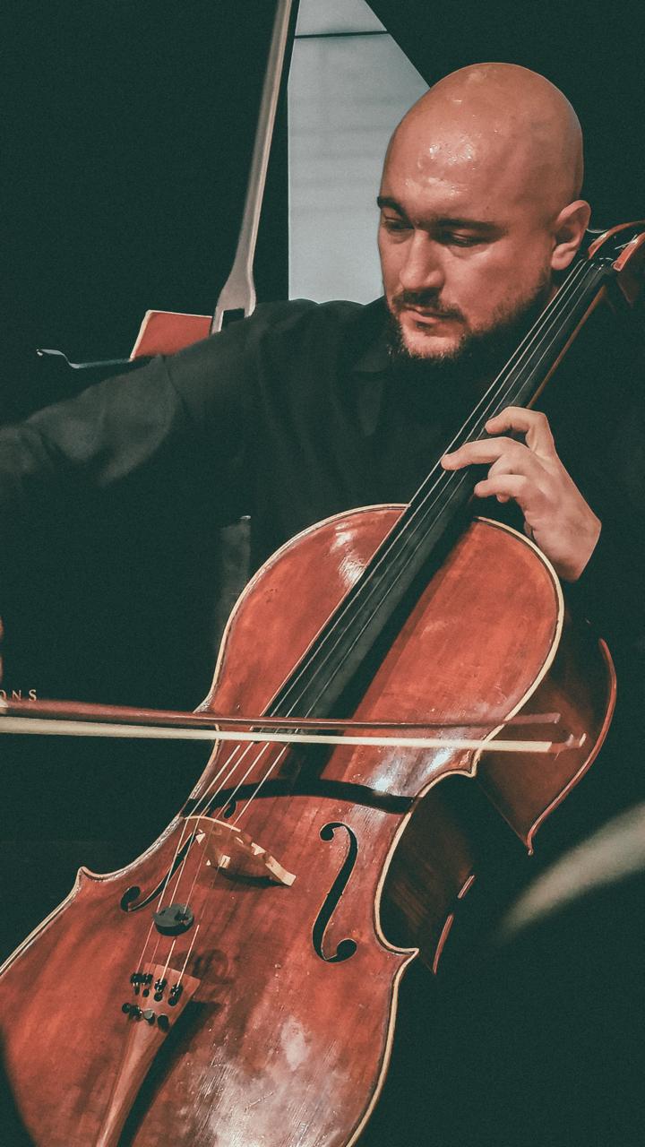 Igert Zeqiri Cellist